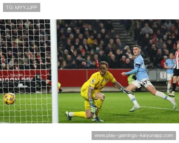 英超曼城短传连动丝滑，禁区内攻势频发